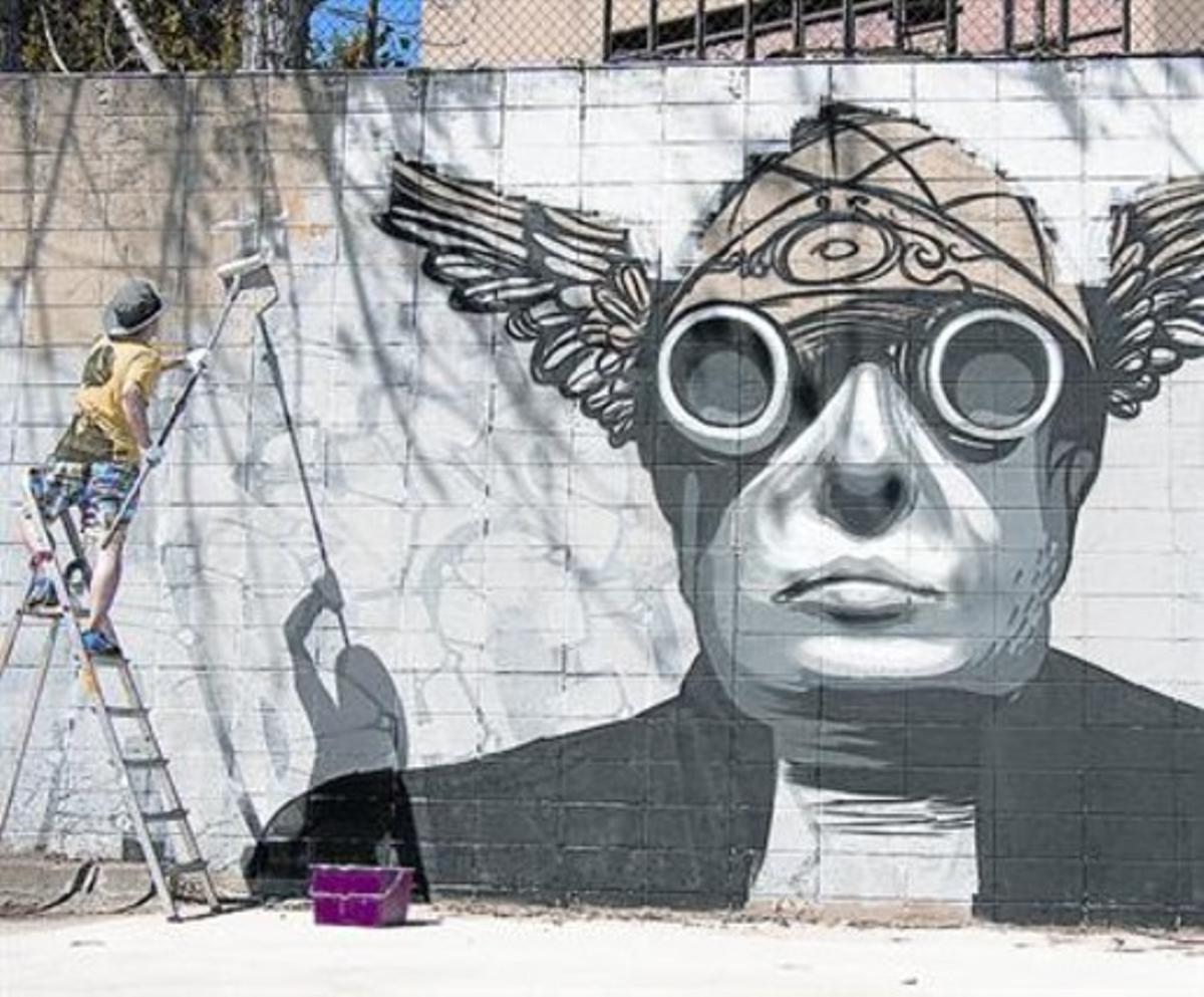 El artista mural SM172 decora una de las paredes del aparcamiento.
