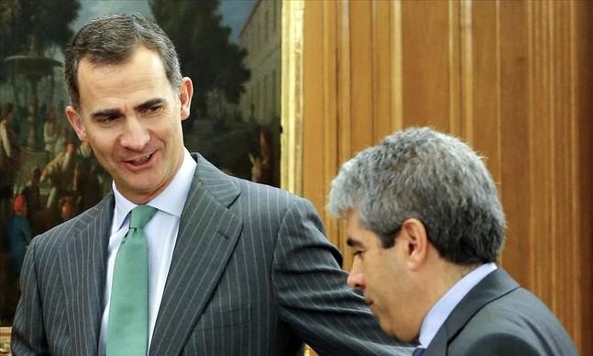 El Rey saluda a Francesc Homs a su llegada al Palacio de la Zarzuela, este miércoles. El Rey saluda a Francesc Homs a su llegada al Palacio de la Zarzuela, este miércoles.