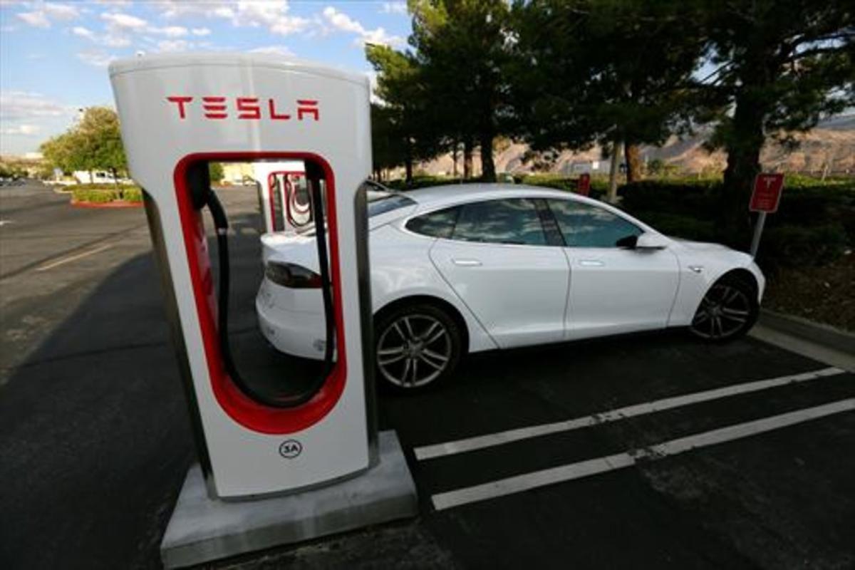 Un Tesla S conectado a un punto de recarga en California.