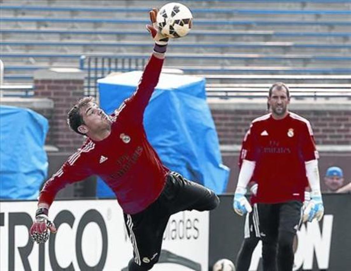 Casillas vuela ante Diego López para detener un balón en un entrenamiento del Madrid, la semana pasada en EEUU. Casillas vuela ante Diego López para detener un balón en un entrenamiento del Madrid, la semana pasada en EEUU.
