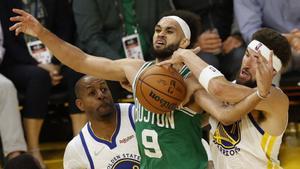 Los Celtics se llevan el primer partido de las Finales ante los Warriors.