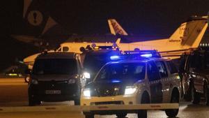 Los migrantes que se fugaron de un avión en el aeropuerto de Palma amenazaron a la tripulación para poder salir