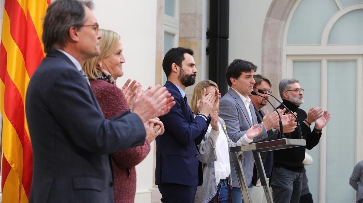 Torrent, en el centro, durante la declaración en el Parlament. Torrent, en el centro, durante la declaración en el Parlament.