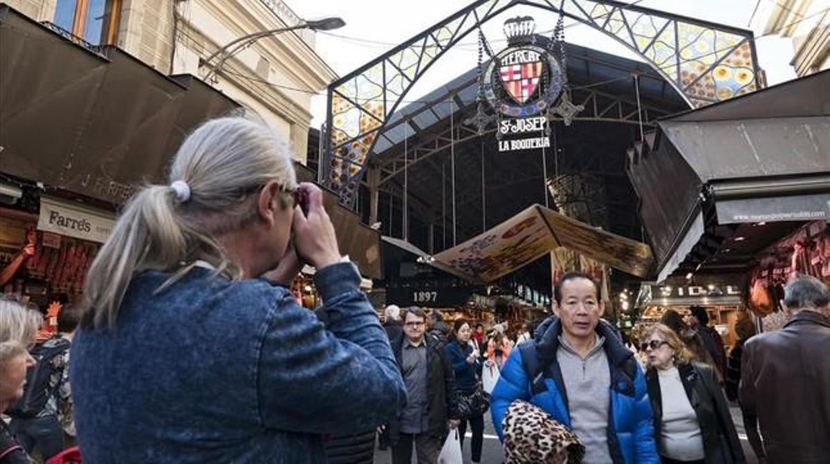 Grupos de turistas, en el mercado de La Boqueria. Grupos de turistas, en el mercado de La Boqueria.