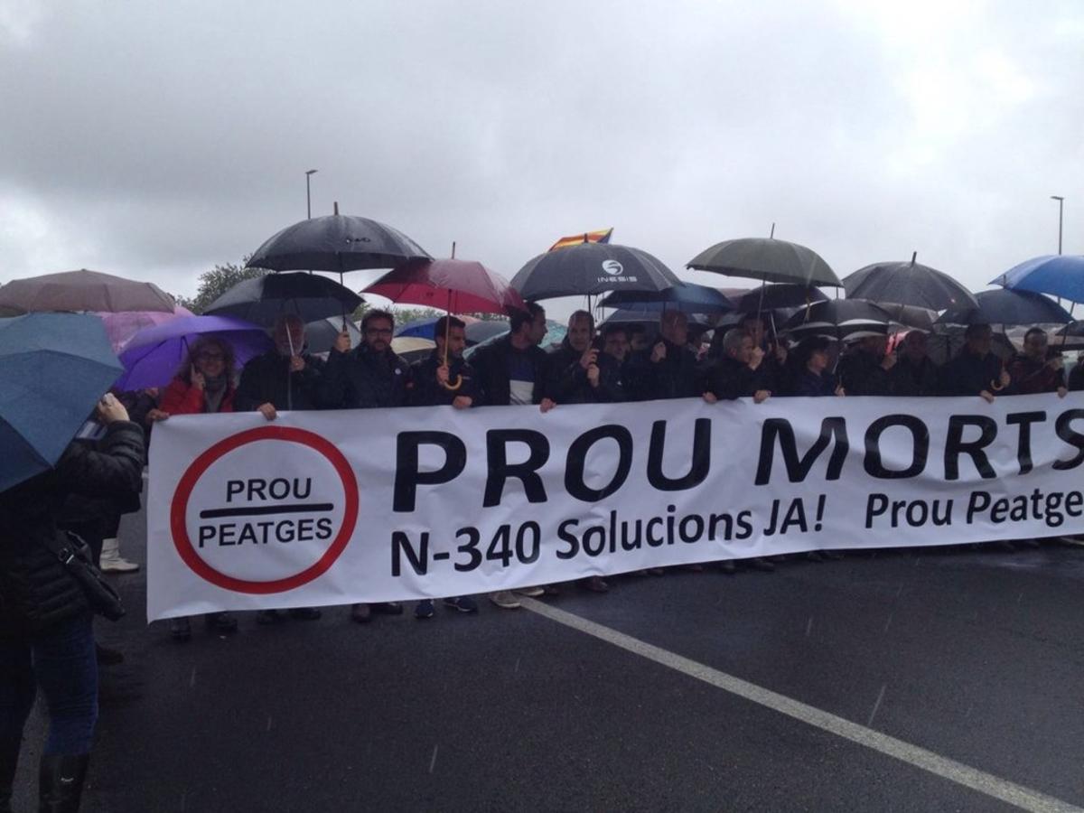 Cabecera de la manifestación en la N-340 a su paso por El Perelló, el mediodía de este sábado.