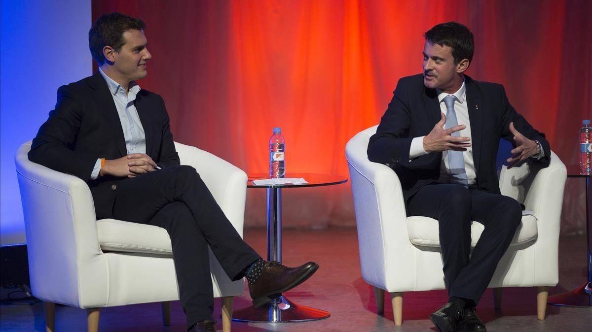 Albert Rivera y Manuel Valls, en un acto de la campaña de Ciudadanos para el 21-D en Barcelona. Albert Rivera y Manuel Valls, en un acto de la campaña de Ciudadanos para el 21-D en Barcelona.