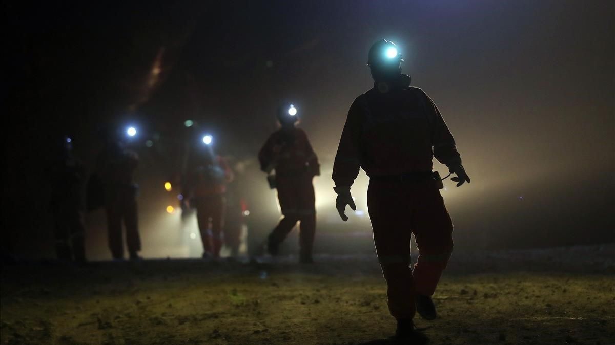 Imágen nocturna de mineros en Sudamérica. Imágen nocturna de mineros en Sudamérica.