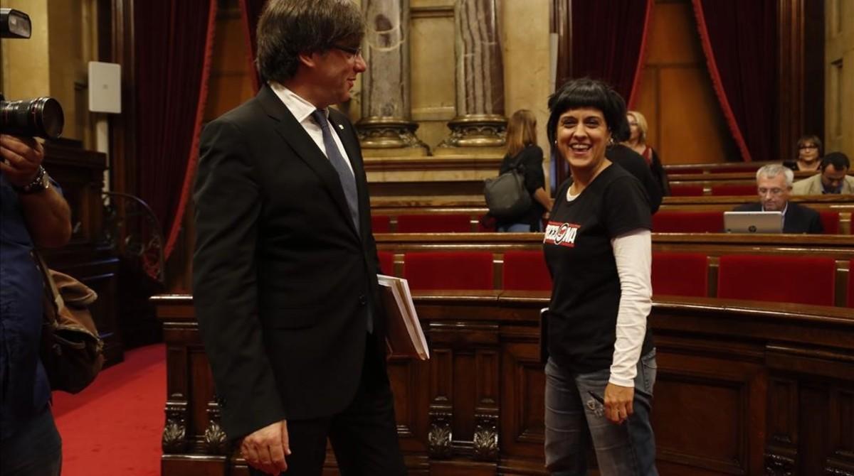 El ’president’ Carles Puigdemont y la diputada de la CUP Anna Gabriel, en el Parlament. El ’president’ Carles Puigdemont y la diputada de la CUP Anna Gabriel, en el Parlament.
