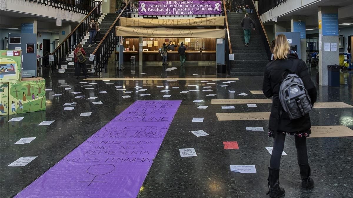 El ’hall’ de la Facultad de Filosofía y Ciencias de la Educación de la Universitat de València, repleto de carteles contra el machismo. El ’hall’ de la Facultad de Filosofía y Ciencias de la Educación de la Universitat de València, repleto de carteles contra el machismo.