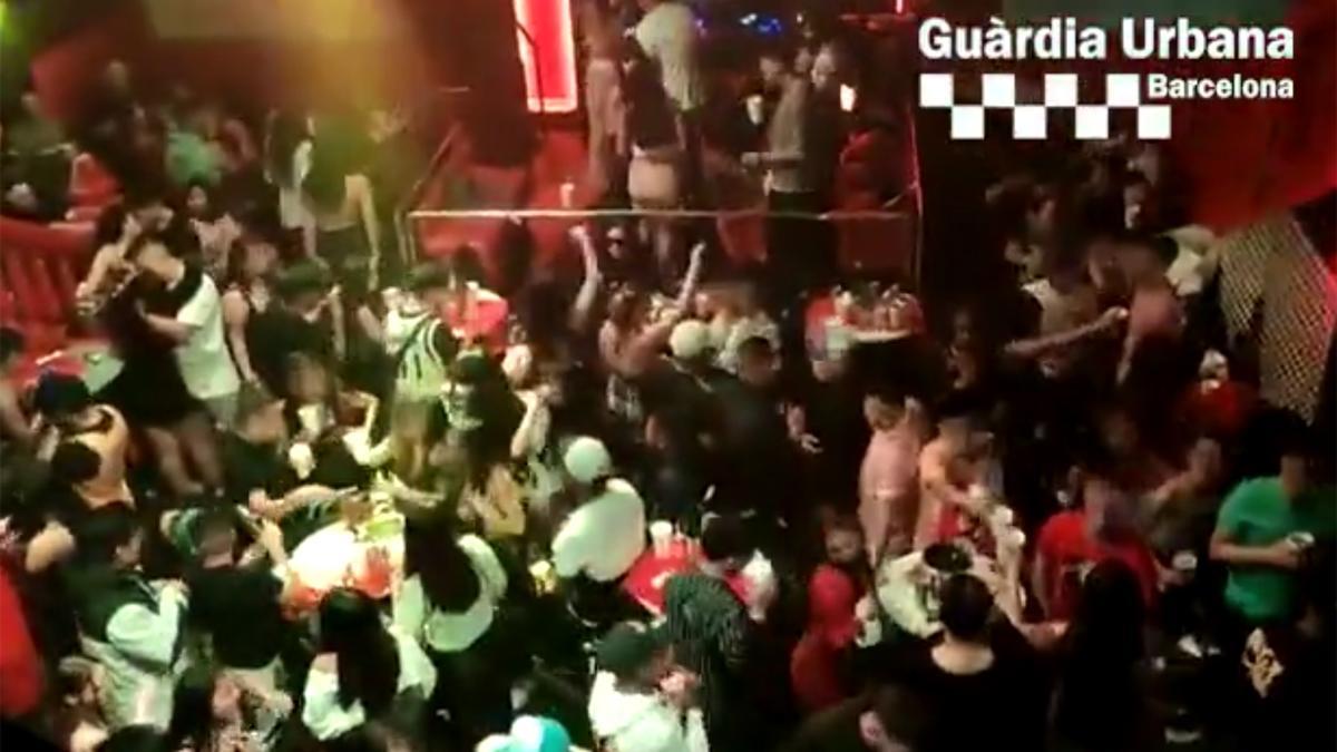 Vídeo | Desalojadas más de 300 personas de dos fiestas en Barcelona