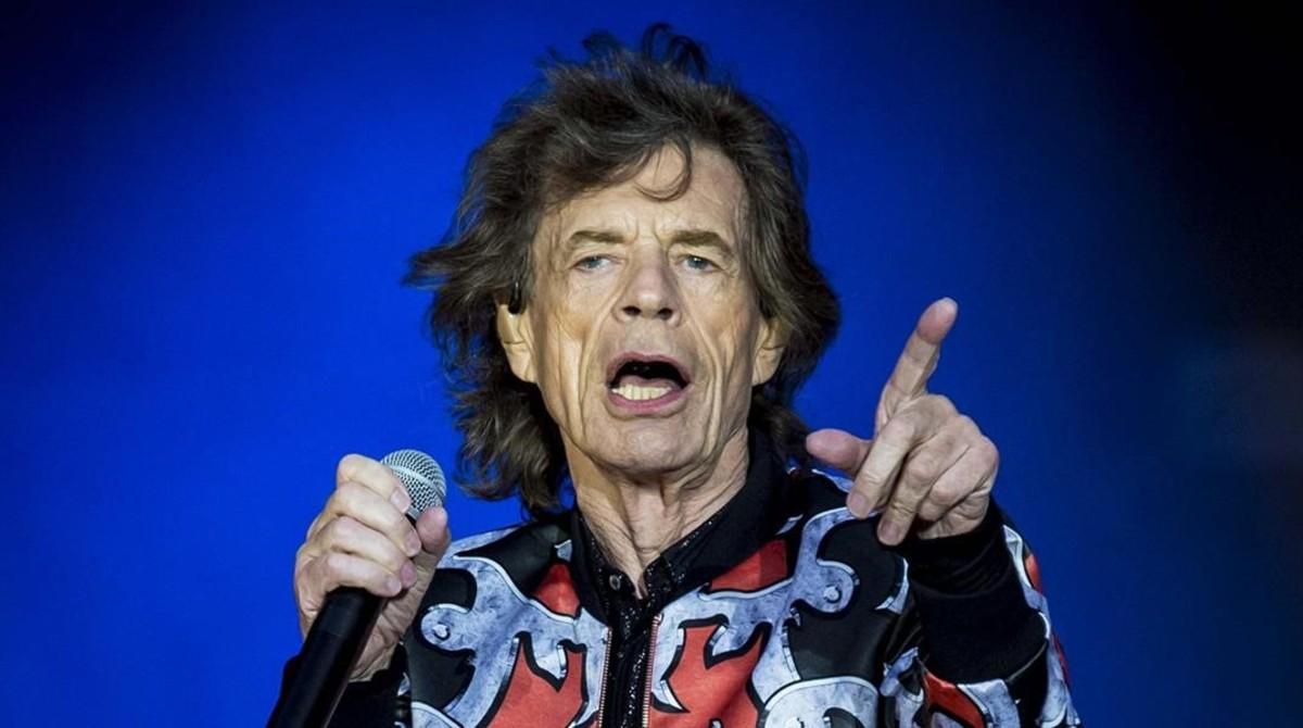 Mick Jagger, en su salsa, ante la multitud, en un concierto.
