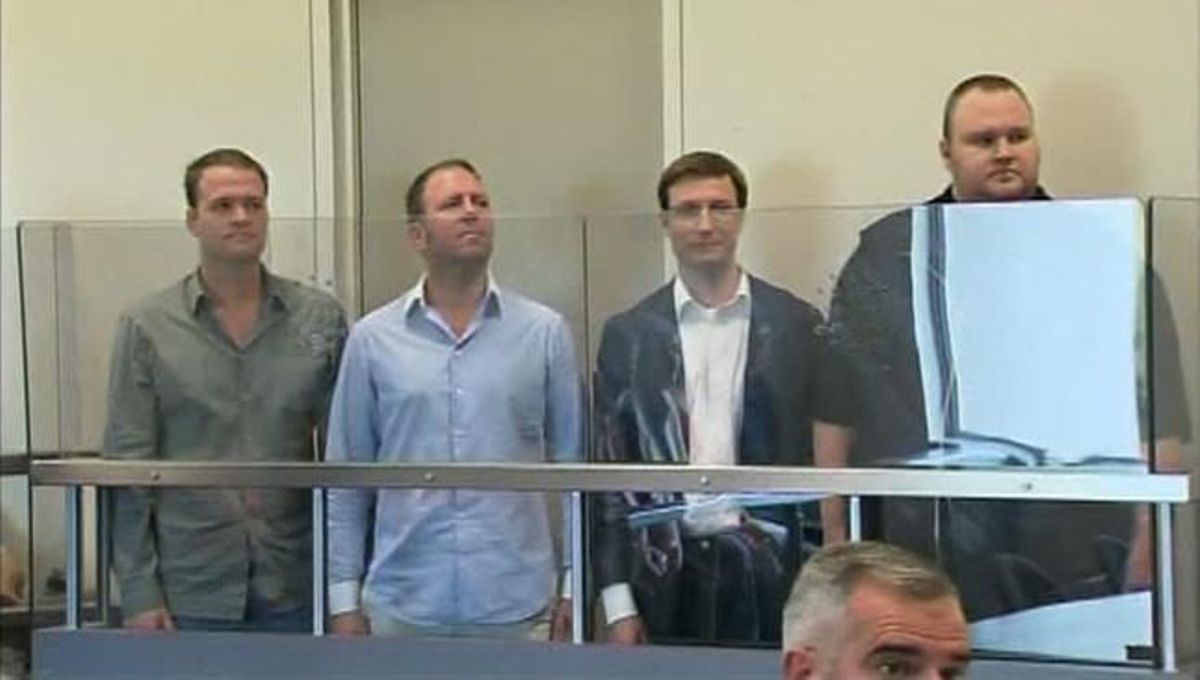 De izquierda a derecha, Bram van der Kolk, Finn Batato, Mathias Ortmann y Kim Dotcom, el pasado 20 de enero en Auckland, en su primera comparecencia judicial tras ser detenidos. De izquierda a derecha, Bram van der Kolk, Finn Batato, Mathias Ortmann y Kim Dotcom, el pasado 20 de enero en Auckland, en su primera comparecencia judicial tras ser detenidos.