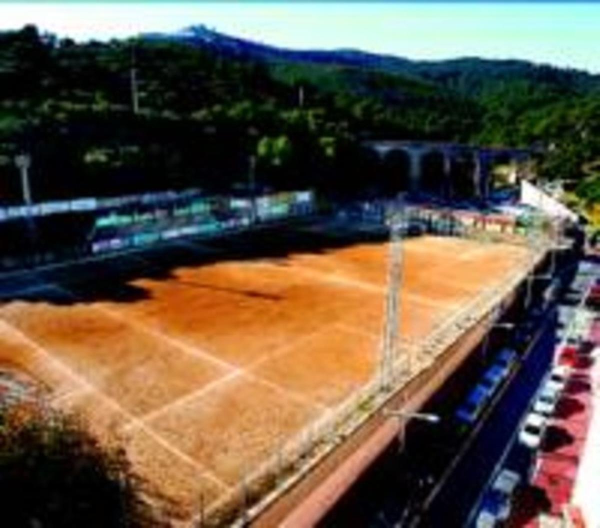 Camp De Futbol De Ciutat Meridiana Desinterés vecinal ante un párking público en Nou Barris