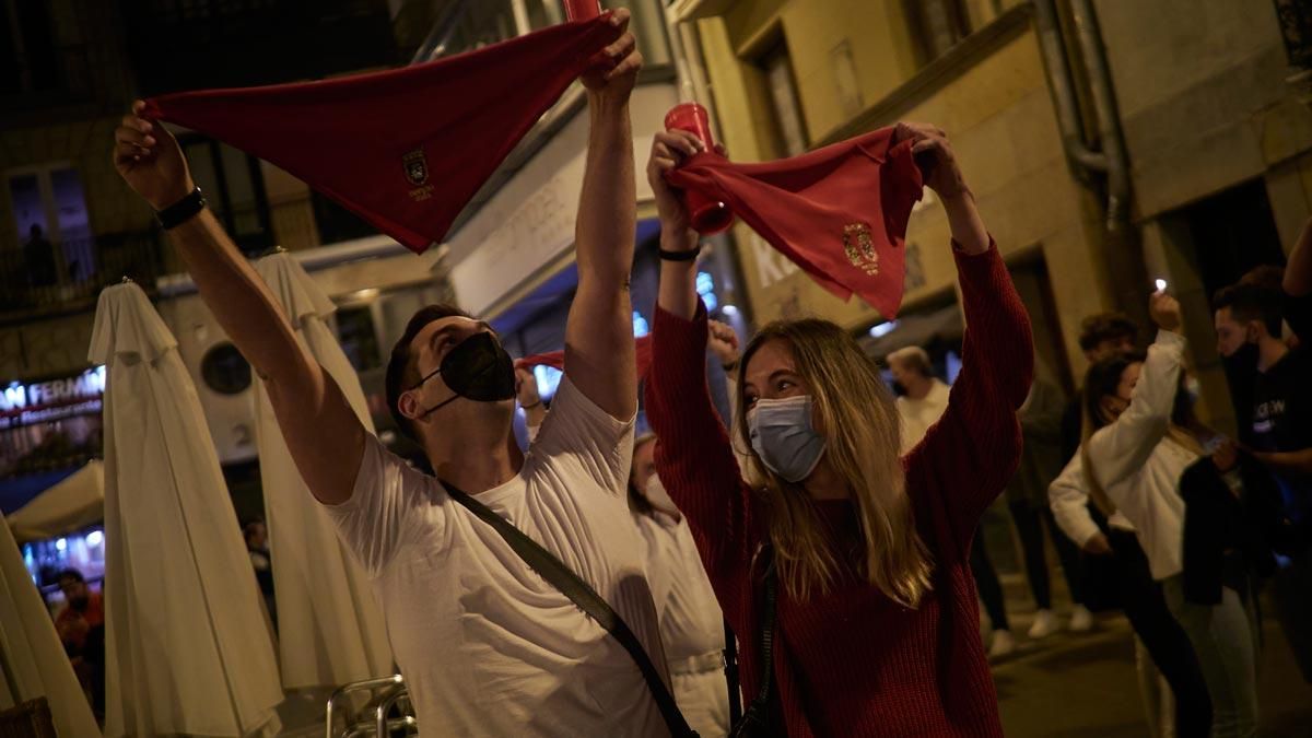 Varias personas se concentran en la plaza del Ayuntamiento de Pamplona, donde tradicionalmente se entona el ’Pobre de mí’ para despedirse de los Sanfermines, a pesar de no haberse celebrado. Varias personas se concentran en la plaza del Ayuntamiento de Pamplona, donde tradicionalmente se entona el ’Pobre de mí’ para despedirse de los Sanfermines, a pesar de no haberse celebrado.