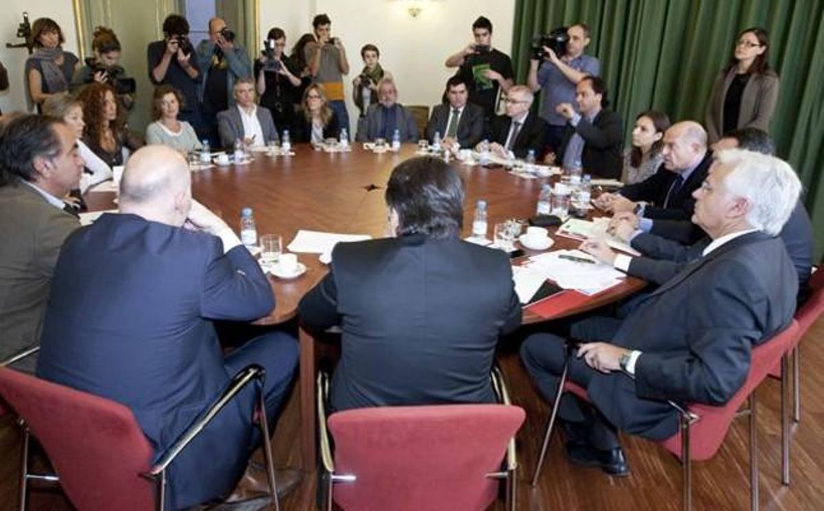 Ferran Mascarell, en la Conselleria, con los responsables de los equipamientos culturales. Ferran Mascarell, en la Conselleria, con los responsables de los equipamientos culturales.
