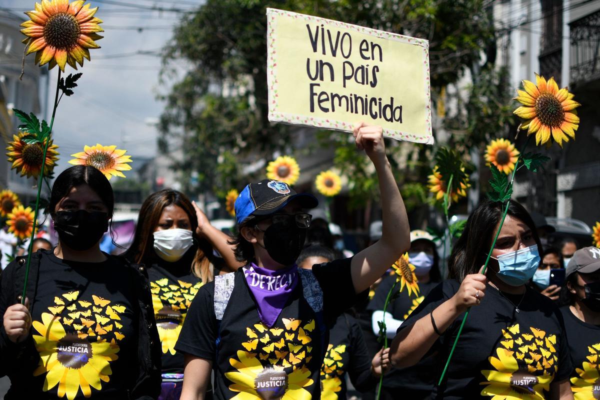 Las mujeres participan en una manifestación para exigir mayores derechos para las mujeres en la Ciudad de Guatemala. Las mujeres participan en una manifestación para exigir mayores derechos para las mujeres en la Ciudad de Guatemala.