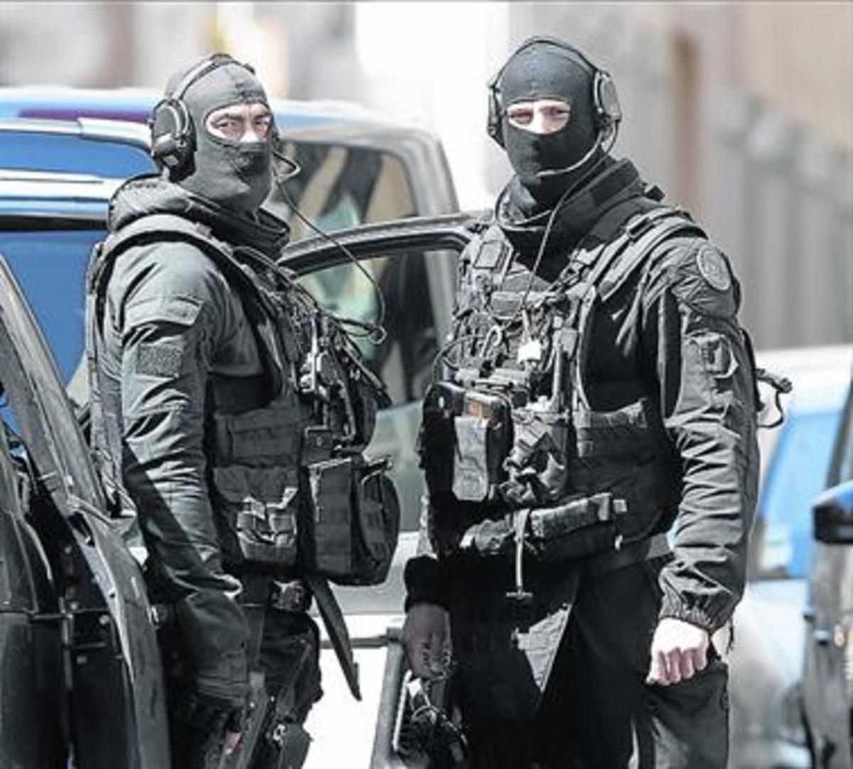 Dos soldados, durante el operativo de ayer en Marsella.