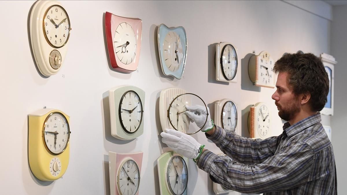 Un técnico ajusta los relojes en el Museo del Reloj de Furtwangen (Alemania). Un técnico ajusta los relojes en el Museo del Reloj de Furtwangen (Alemania).