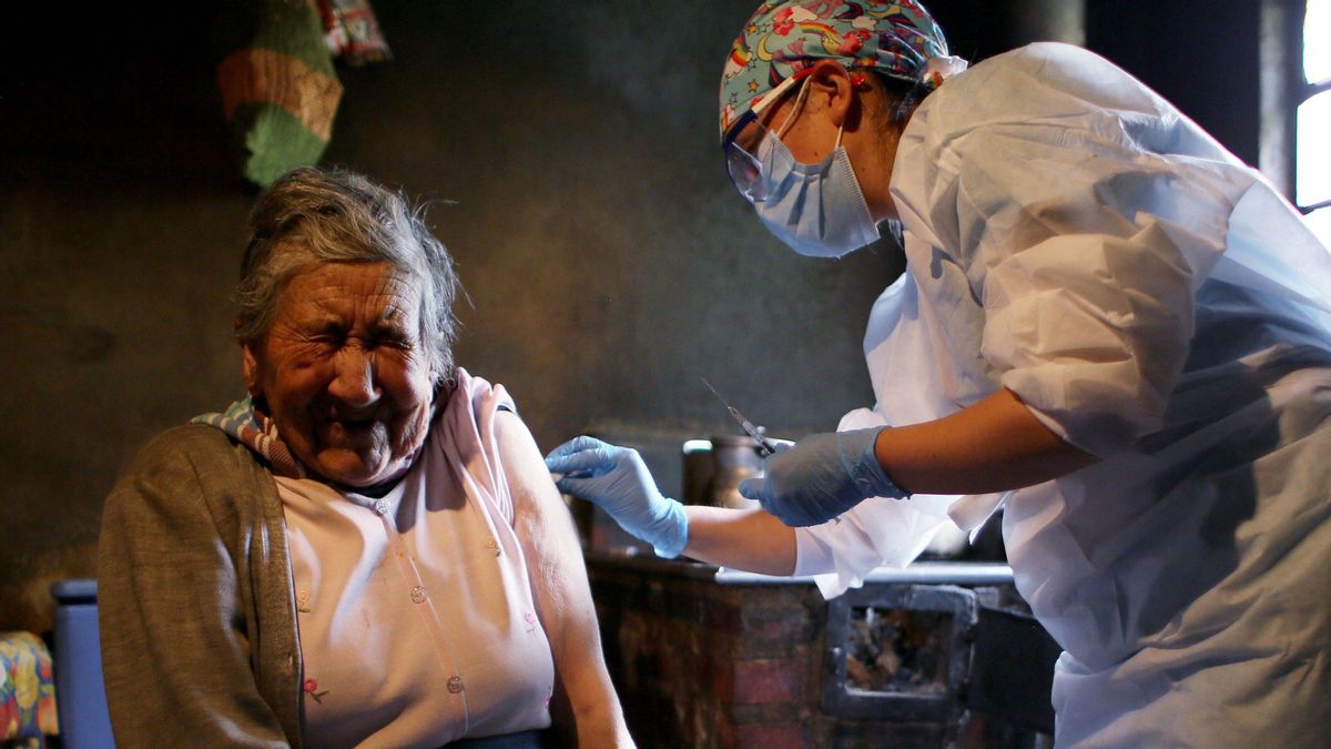 Ana Lucía Palacios recibe una dosis de la vacuna de Sinovac en su casa en Sumapaz, una zona rural del distrito de Bogotá, en Colombia. Ana Lucía Palacios recibe una dosis de la vacuna de Sinovac en su casa en Sumapaz, una zona rural del distrito de Bogotá, en Colombia.