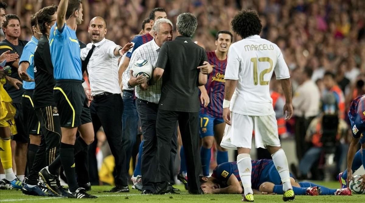 Tensión entre Mourinho y Guardiola en el partido de vuelta de la Supercopa del 2011. Tensión entre Mourinho y Guardiola en el partido de vuelta de la Supercopa del 2011.
