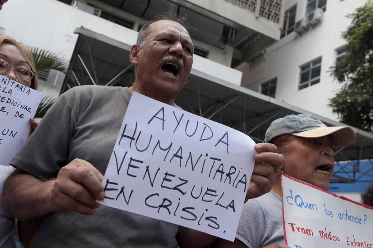 Ciudadanos venezolanos protestas y piden ayuda humanitaria.