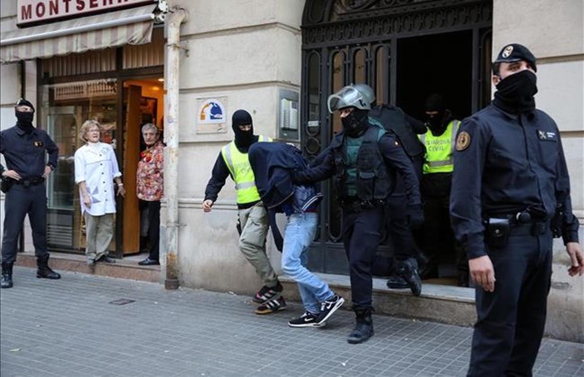 Detención de dos personas supuestamente relacionadas con una red yihadista, el pasado 28 de noviembre en Barcelona.