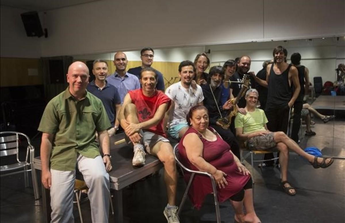 El equipo al completo de ’La Fiesta’, con Galván en el centro (con camiseta roja). El equipo al completo de ’La Fiesta’, con Galván en el centro (con camiseta roja).