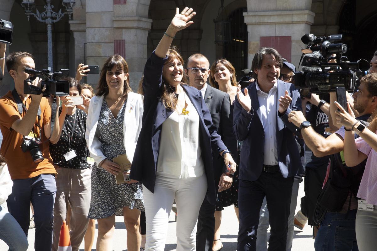 Laura Borràs, con Francesc de Dalmases y Aurora Madaula, a las puertas del Parlament