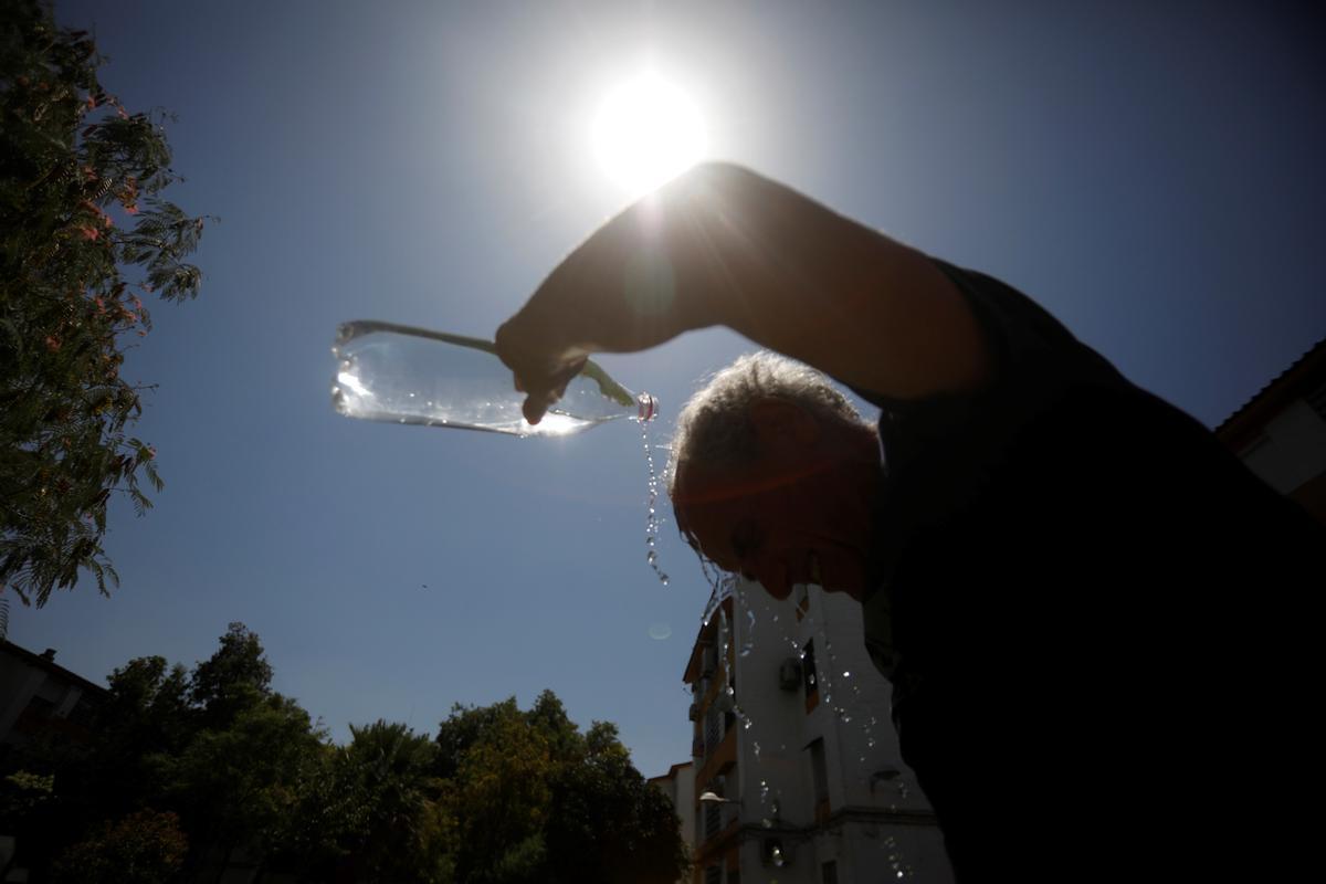 Un hombre se refresca en el centro de Córdoba por las altas temperaturas. EFE/Salas.