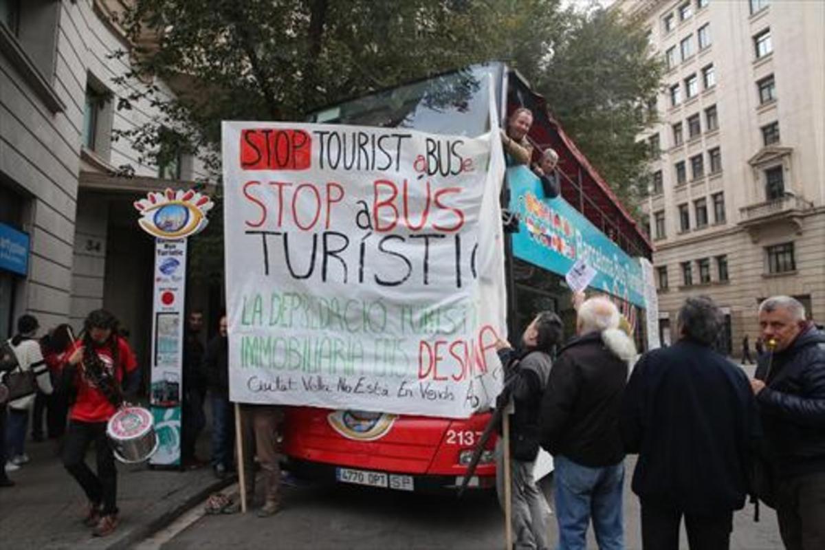Una anterior protesta ciudadana, pacífica, contra el Bus Turístic en la plaza de Antoni Maura.