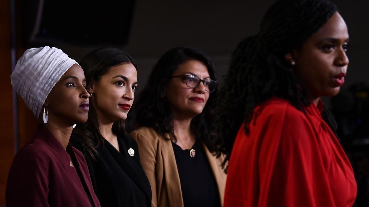Ayanna Pressley habla ante la mirada de Ilhan Omar, Alexandria Ocasio-Cortez y Rashida Tlaib, en una rueda de prensa en julio del 2019. Ayanna Pressley habla ante la mirada de Ilhan Omar, Alexandria Ocasio-Cortez y Rashida Tlaib, en una rueda de prensa en julio del 2019.