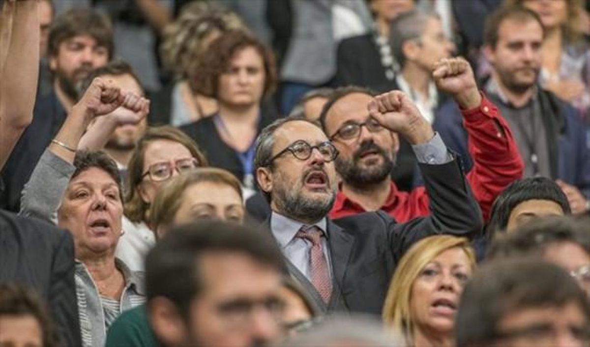 Antonio Baños, Gabriela Serra y el resto de diputados de la CUP, cantando ’Els Segadors’ en la sesión inaugural de la legislatura. Antonio Baños, Gabriela Serra y el resto de diputados de la CUP, cantando ’Els Segadors’ en la sesión inaugural de la legislatura.