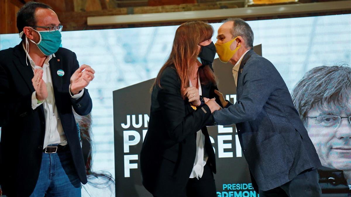La candidata de JxCat a la presidencia de la Generalitat  Laura Borras  y los exconsellers Josep Rull (i) y Jordi Turull (d)  durante el acto de campana celebrado este viernes en Reus. 