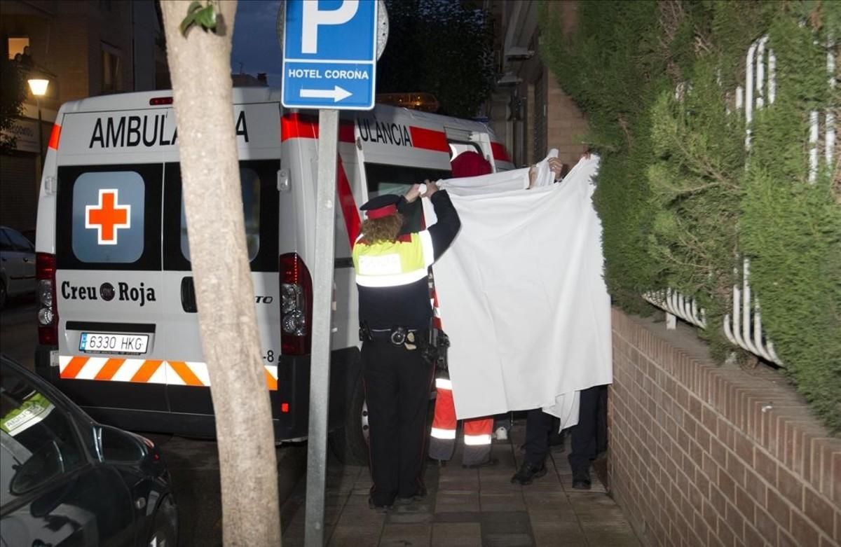 Unos mossos acompañan a uno de los heridos en el accidente de autocar hasta el Hotel Corona tras recibir el alta hospitalaria. Unos mossos acompañan a uno de los heridos en el accidente de autocar hasta el Hotel Corona tras recibir el alta hospitalaria.