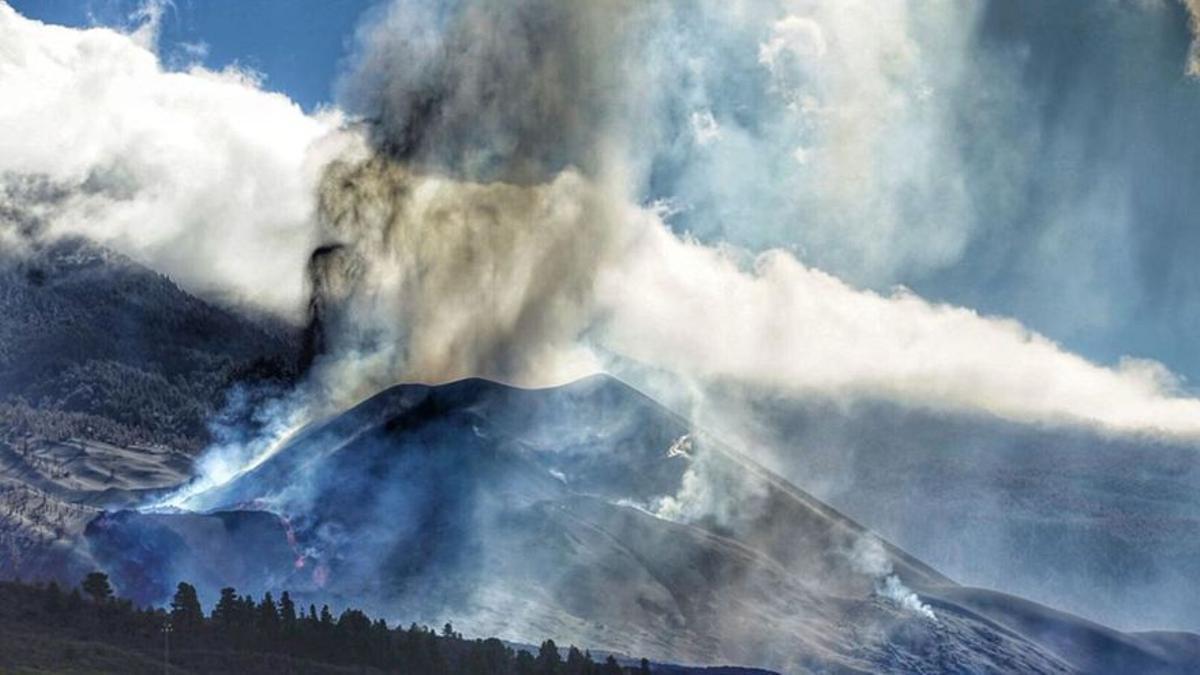 La alta concentración de gases del volcán de La Palma impide retirar ceniza de las casas