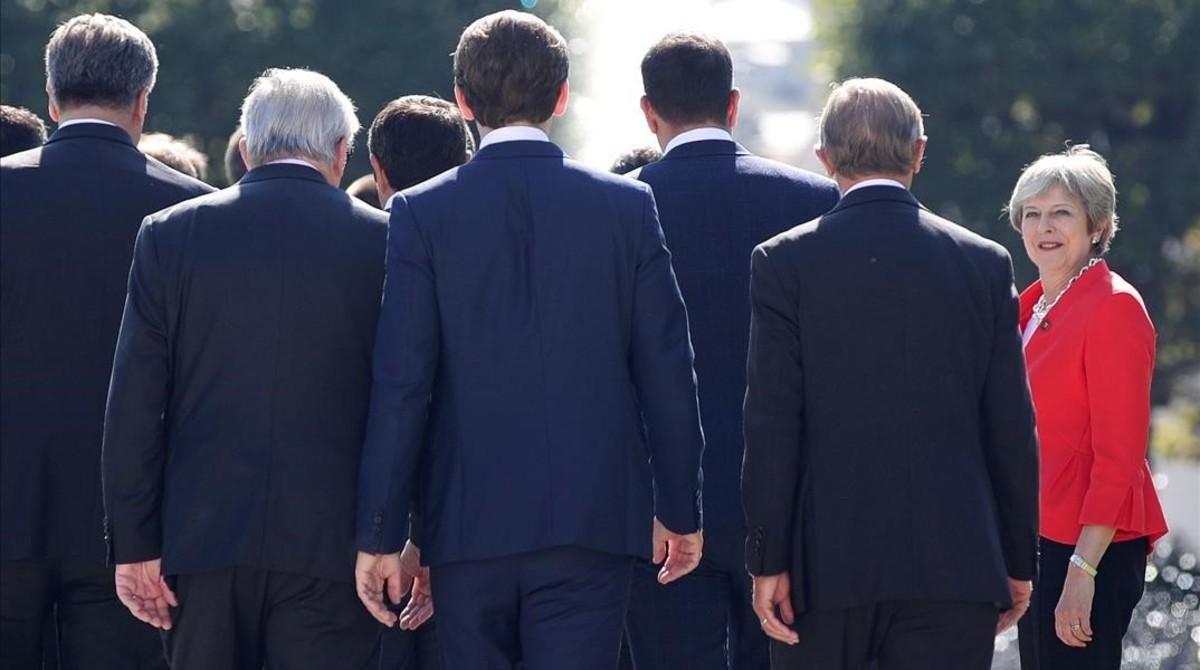 La ’premier’ británica Theresa May llega al lugar donde se realiza la foto de familia de la cumbre de la UE en Salzburgo, el 20 de septiembre del 2018. La ’premier’ británica Theresa May llega al lugar donde se realiza la foto de familia de la cumbre de la UE en Salzburgo, el 20 de septiembre del 2018.