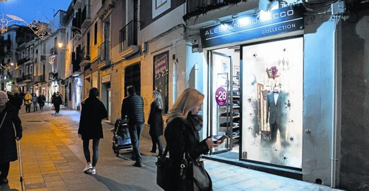 El proyecto ’Il·lusió’, que ilumina el escaparate de la tienda Alessandro Sacco, en Major de Sarrià, es el mejor valorado por los viandantes. El proyecto ’Il·lusió’, que ilumina el escaparate de la tienda Alessandro Sacco, en Major de Sarrià, es el mejor valorado por los viandantes.