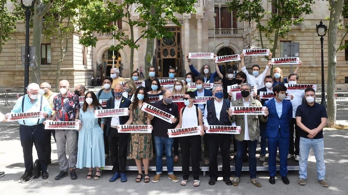 Partidos y entidades soberanistas piden la libertad de los presos a las puertas del TSJC. Partidos y entidades soberanistas piden la libertad de los presos a las puertas del TSJC.