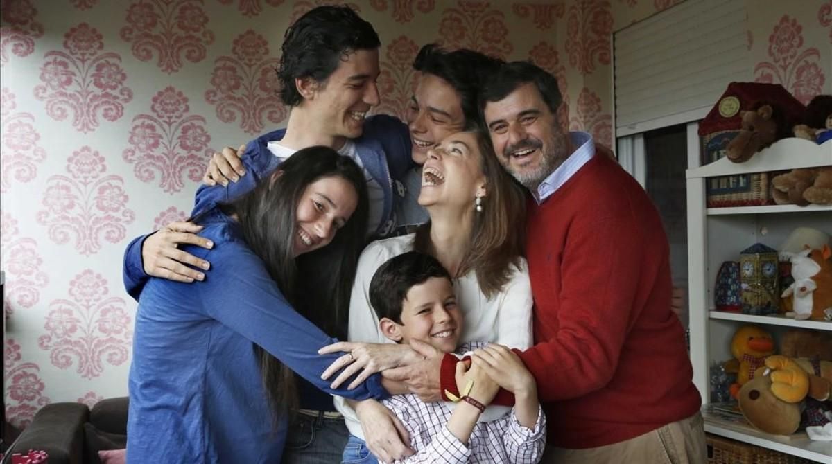 En la imagen Pedro y Ana con sus hijos Jacobo, Maria, Juan y Rodrigo de mayor a menor en su casa de Madrid. En la imagen Pedro y Ana con sus hijos Jacobo, Maria, Juan y Rodrigo de mayor a menor en su casa de Madrid.