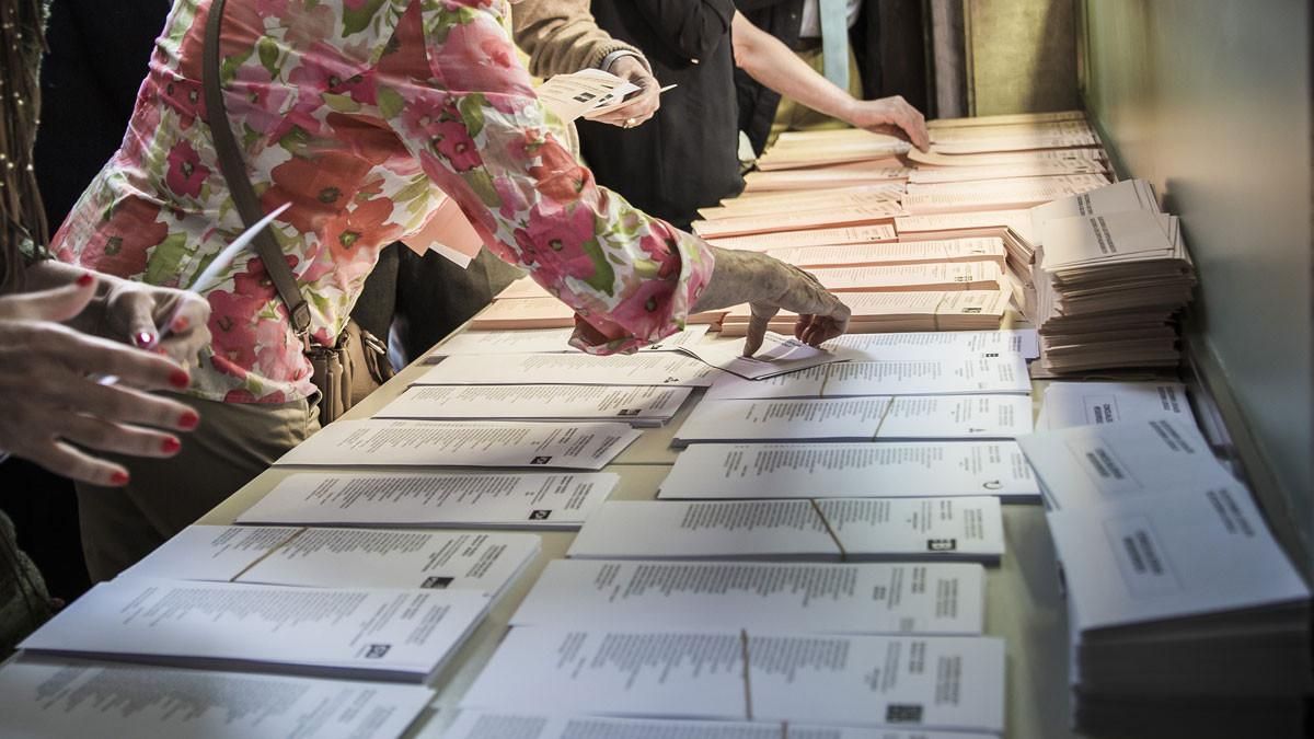 Papeletas en unas elecciones. Papeletas en unas elecciones.