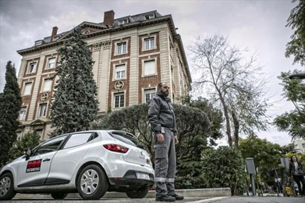Un vigilante de Securitas visita una treintena de edificios cada noche. Un vigilante de Securitas visita una treintena de edificios cada noche.