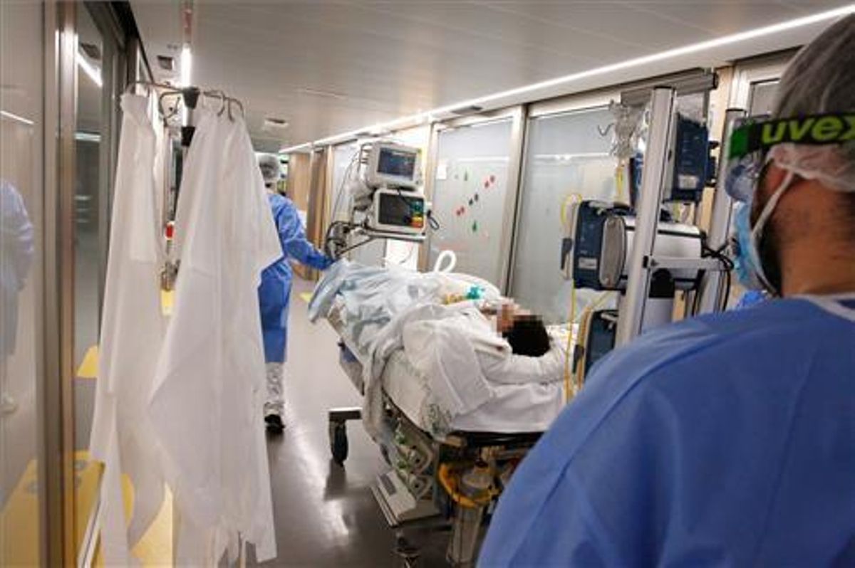 Unos enfermeros trasladan a un enfermo de covid en el Hospital Clínic de Barcelona. Unos enfermeros trasladan a un enfermo de covid en el Hospital Clínic de Barcelona.
