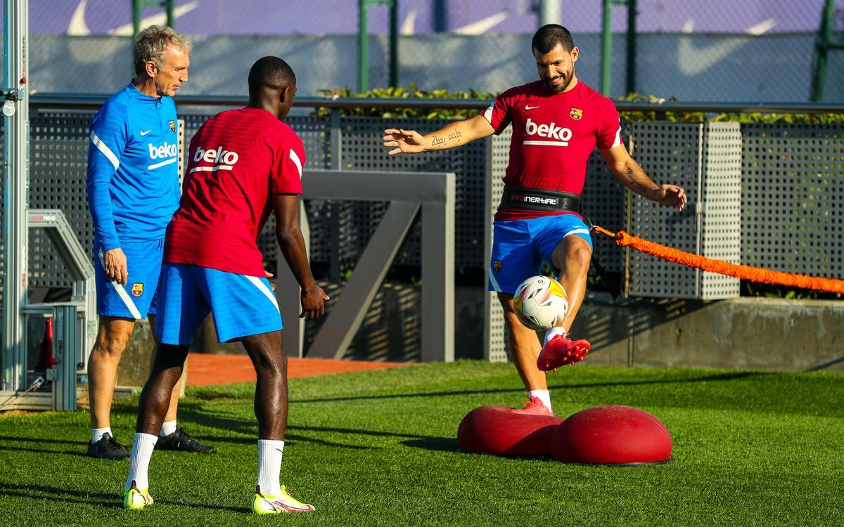 Dembélé y Kun Agüero, junto a Albert Roca, preparador físico del Barça, en el primer entrenamiento con el grupo.
