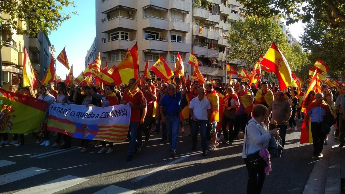Cabecera de la manifestación a favor de la unidad de España que el sábado tuvo lugar por las calles de Mataró. Cabecera de la manifestación a favor de la unidad de España que el sábado tuvo lugar por las calles de Mataró.