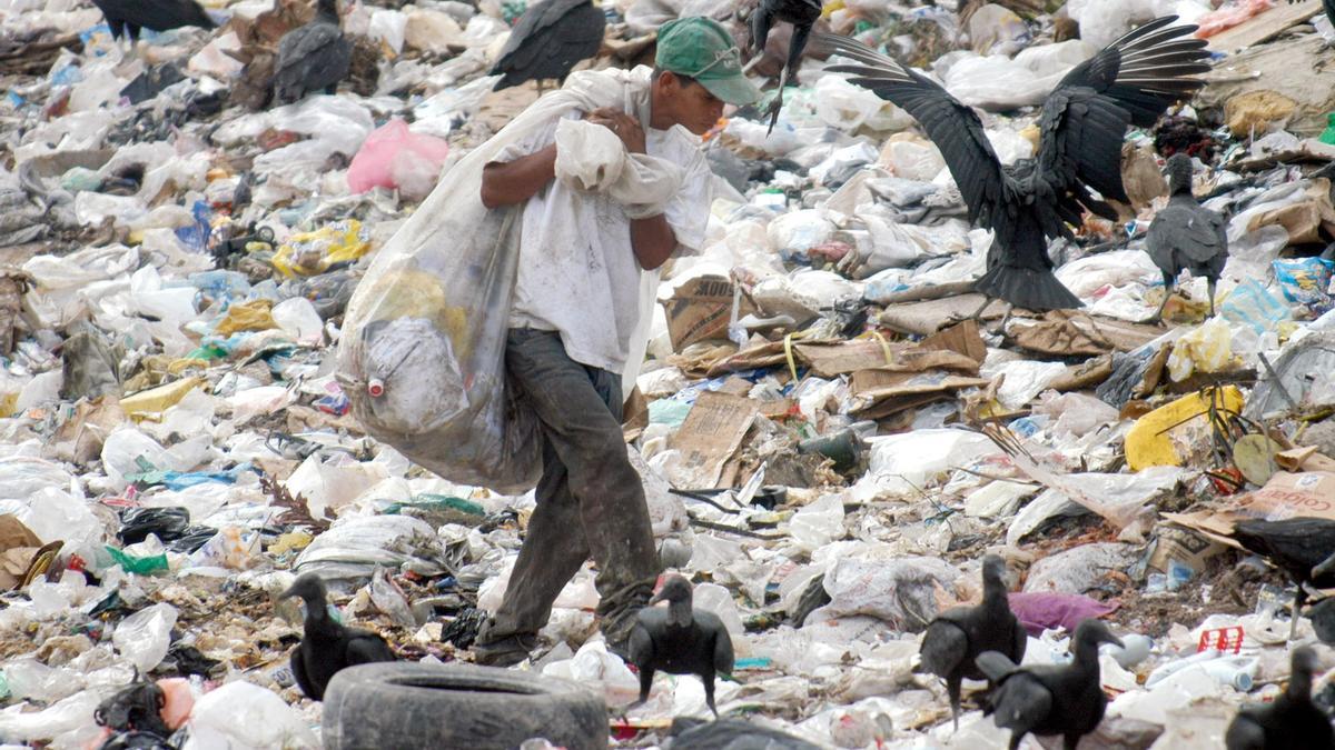 Un recogedor de basura busca materiales reciclables en un vertedero municipal del este de Tegucigalpa (Honduras), con la esperanza de poder revenderlos y obtener algún dinero con el que alimentar a sus familias. Un recogedor de basura busca materiales reciclables en un vertedero municipal del este de Tegucigalpa (Honduras), con la esperanza de poder revenderlos y obtener algún dinero con el que alimentar a sus familias.