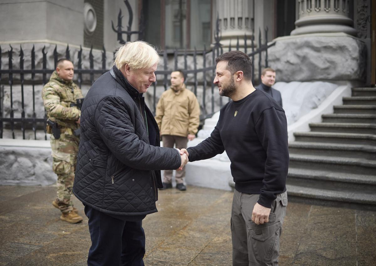 Boris Johnson visita a Zelenski y pide que se entreguen a Kiev las "herramientas" para ganar