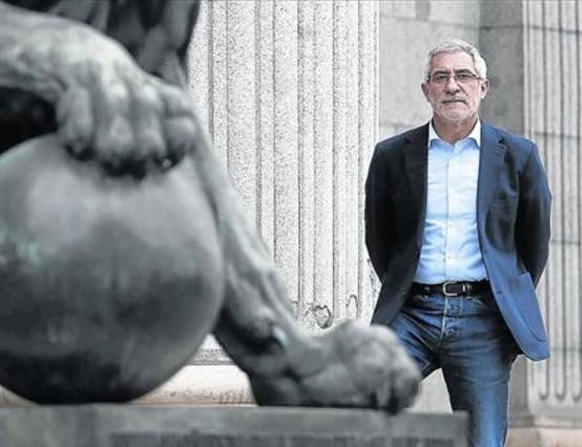 Gaspar Llamazares, en la entrada principal del Congreso. Gaspar Llamazares, en la entrada principal del Congreso.