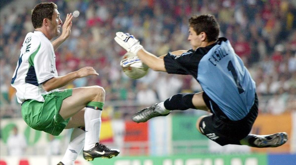 Robbie Keane, frente a Casillas en el partido que enfrentó a Irlanda con España en el Mundial de Corea del 2002.