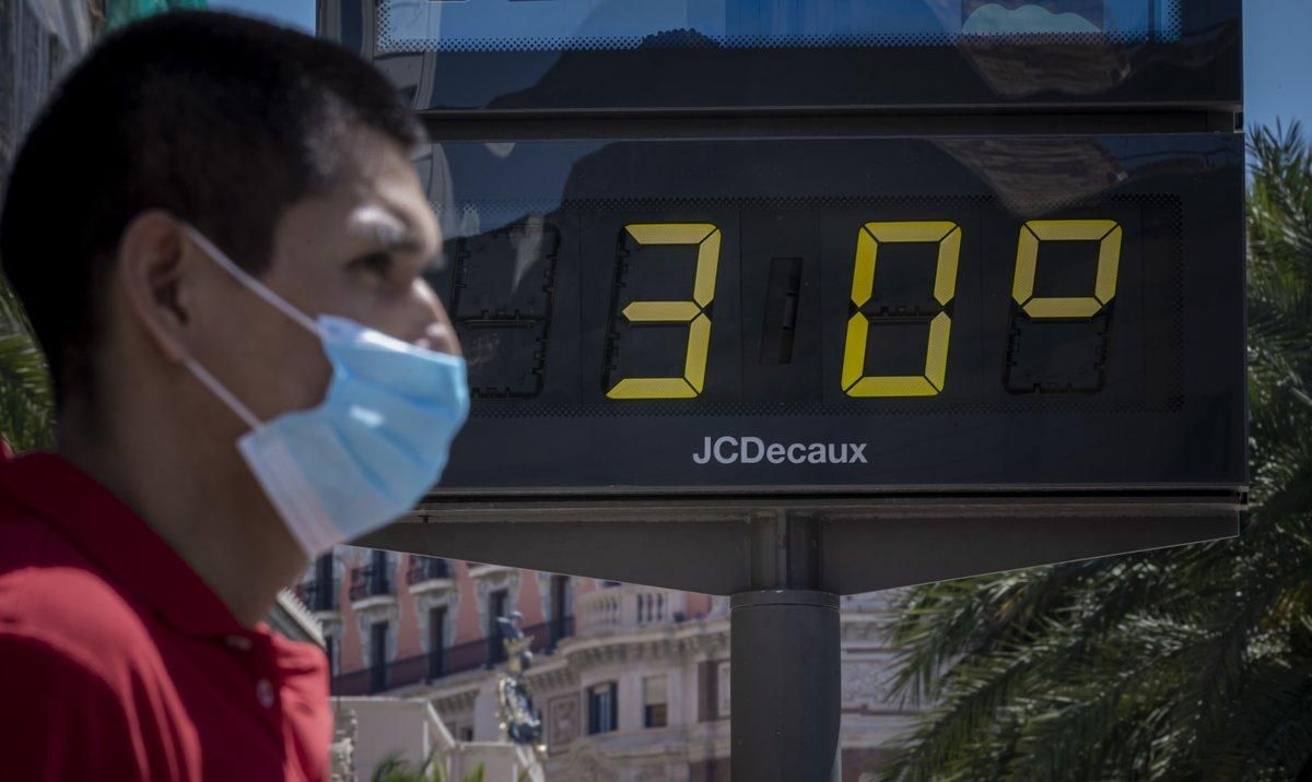 Un hombre protegido con mascarilla pasea por Valencia. Un hombre protegido con mascarilla pasea por Valencia.