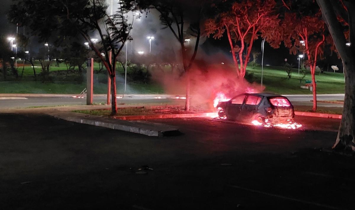 Un vehículo arde durante las protestas violentas en Brasilia.